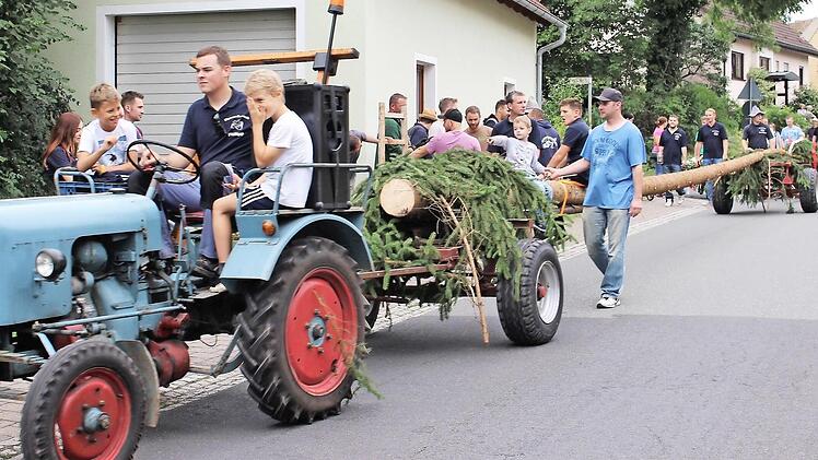 Ein uralter Eicher-Traktor (Baujahr 1955) mit elf PS hat den Kirchweihbaum ins Dorf gezogen. Foto: Evi Seeger