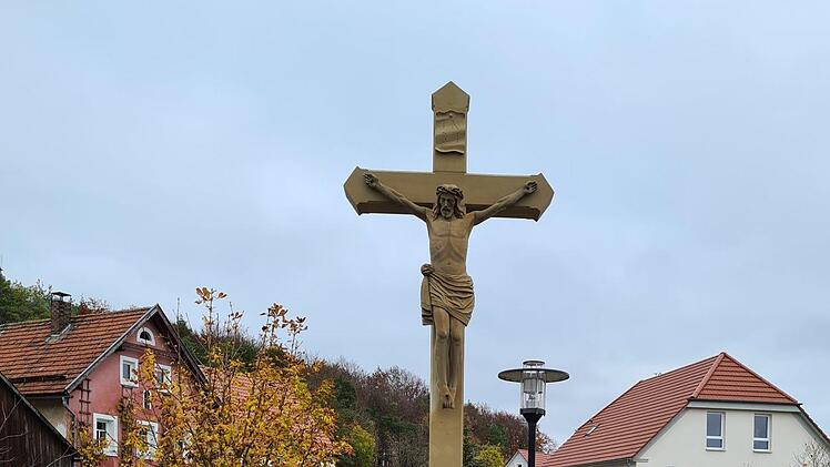 Das sanierte Friedhofskreuz in Moggast Foto: Carmen Schwind