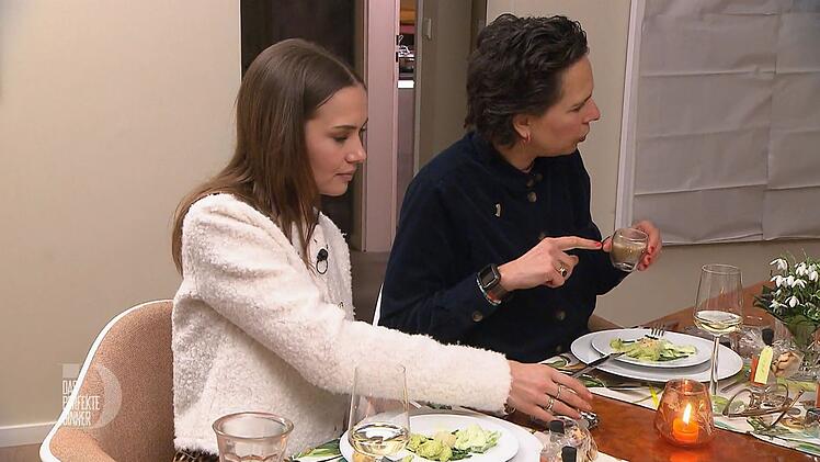 Lena (links) und Alex genießen die kultivierte Atmosphäre bei Heike in Blankenese.