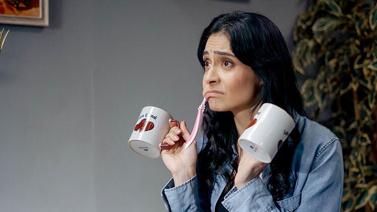 Sahra (Pegah Ferydoni) sorgt auch in der dritten Staffel der ARD-Serie "Almania" für komische Momente.