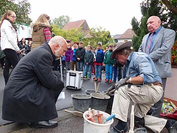 Der Kölner Künstler Gunter Demnig verlegte erstmals einen Stolperstein in Garitz. Er erinnert an das Nazi-Opfer Konrad Kaiser. Rechts Kaisers Enkel Peter Kaiser, links Oberbürgermeister Kay Blankenburg.  Fotos: Edgar Bartl