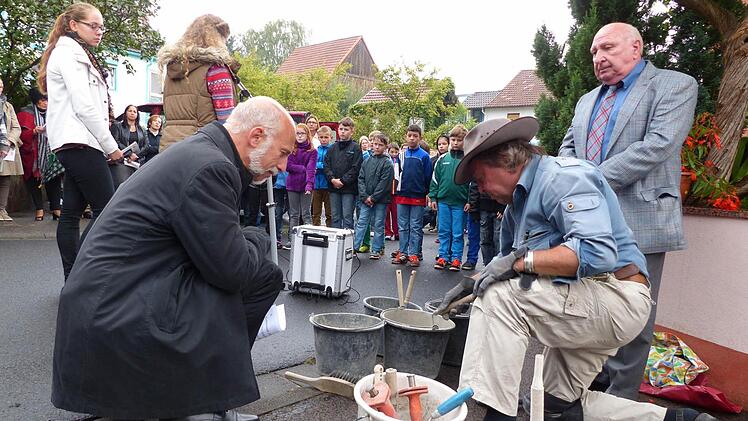 Der Kölner Künstler Gunter Demnig verlegte erstmals einen Stolperstein in Garitz. Er erinnert an das Nazi-Opfer Konrad Kaiser. Rechts Kaisers Enkel Peter Kaiser, links Oberbürgermeister Kay Blankenburg.  Fotos: Edgar Bartl