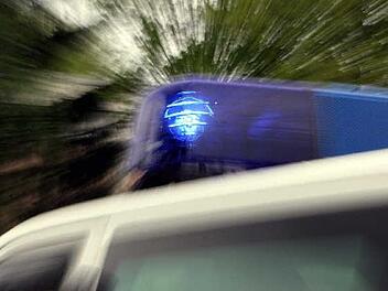 Eine mysteriöse Blutspur und ein Verletzter, der sich an nichts mehr erinnern kann, gibt der Polizei Rätselauf. Foto: dpa