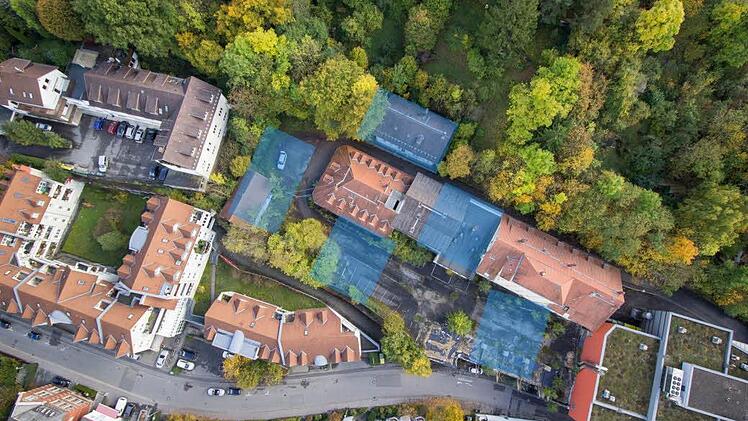 Das Areal von oben: In den blauen Feldern die Lage der fünf "Stadtvillen". Die vorhandenen Gebäude werden abgerissen. Einfach ist das Gelände nicht - vom Hahnweg bis zu den oberen Gebäuden beträgt der Höhenunterschied zehn Meter. Luftbild: Steffen Ittig
