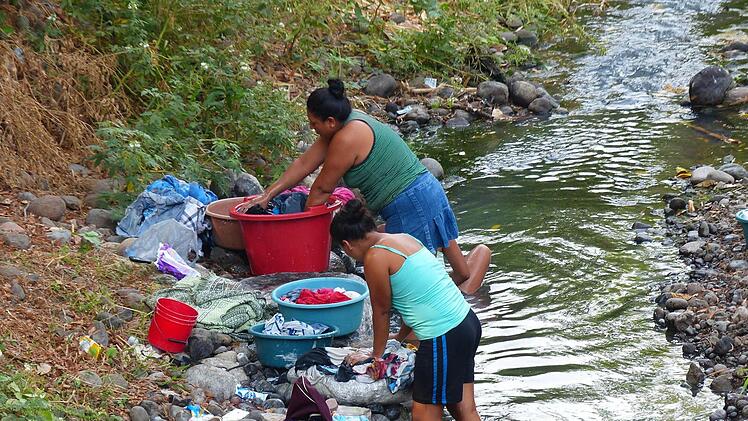 Waschtag. An einem kleinen Bach in Nicaragua waschen diese beiden Frauen ihre Wäsche.