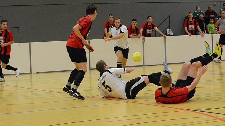 Szene aus dem Spiel des FC Bad Brückenau (in rot) gegen den FC Hammelburg. Foto: ssp