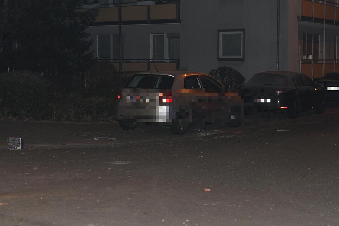 Obskure Böllerexplosion im Nürnberger Nordwesten - Mehrere Verletzte und vier beschädigte Fahrzeuge als Folge