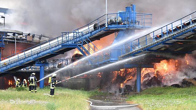 Eigentlich hätte der Brand bei Südzucker in Ochsenfurt nicht passieren dürfen: Denn die Strohwand, die Feuer fing, sollte schon seit Jahren ersetzt werden.  Foto: Gerhard Meißner