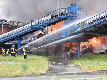 Eigentlich hätte der Brand bei Südzucker in Ochsenfurt nicht passieren dürfen: Denn die Strohwand, die Feuer fing, sollte schon seit Jahren ersetzt werden.  Foto: Gerhard Meißner
