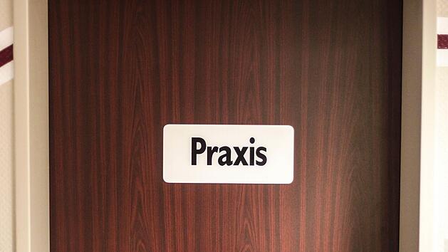 Der Eingang zu einer Praxis - viele Patientinnen machen mittlerweile Termine zur Vorsorgeuntersuchung oft schon für das kommende Jahr aus. Symbolfoto: Christopher Schulz