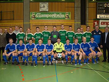 Der SV Friesen (grüne Trikots) wurde Kronacher Hallenmeister vor dem FC Mitwitz (vorne). Mit im Bild (von links) Christian Höfner (Gampertbräu), KSL Egon Grünbeck, Trainer Armin Eck und Spielleiter Detlef Dawel (Friesen) sowie (von rechts) stellvertretender Landrat Gerhard Wunder, Harald Weißbrodt (Mitwitz) und Turnierleiter Georg Skliwa. Fotos: Heinrich Weiß
