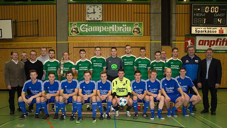 Der SV Friesen (grüne Trikots) wurde Kronacher Hallenmeister vor dem FC Mitwitz (vorne). Mit im Bild (von links) Christian Höfner (Gampertbräu), KSL Egon Grünbeck, Trainer Armin Eck und Spielleiter Detlef Dawel (Friesen) sowie (von rechts) stellvertretender Landrat Gerhard Wunder, Harald Weißbrodt (Mitwitz) und Turnierleiter Georg Skliwa. Fotos: Heinrich Weiß