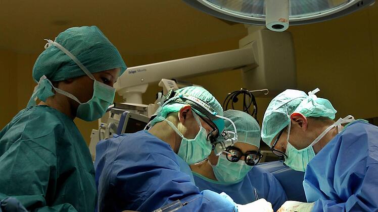 Klinikpersonal bei einer Operation: Am Klinikum Bayreuth werden OPs verschoben. Der Grund: Zu viele Grippefälle. Foto: Oliver Berg/dpa-Archiv
