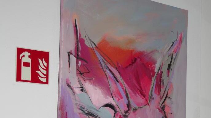 Die Bilder von Christine G. Hirt changieren zwischen Gegenständlichem und Abstraktion.Heike Schülein