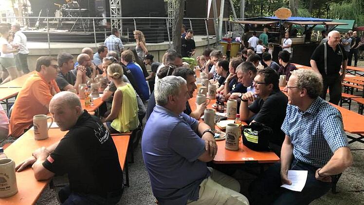 Die Rettungskräfte genossen den Abend auf der Sommerkirchweih.   Foto: Richard Sänger