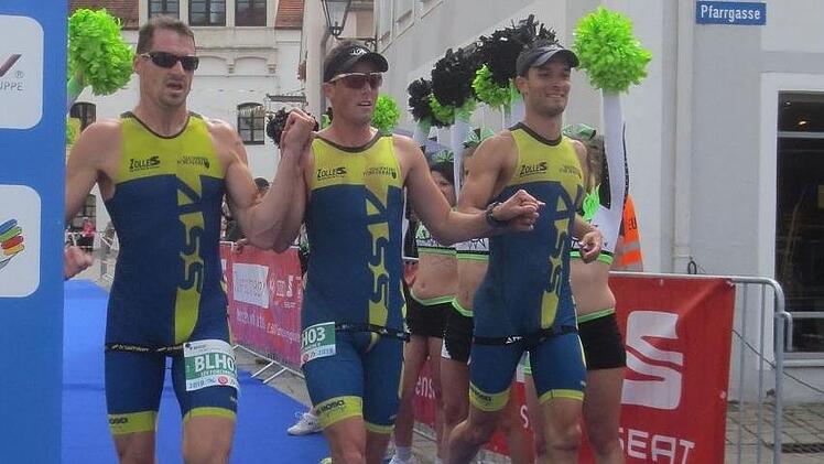 Andreas Maiwald, Frank M&uuml;ller und Michael Stirnwei&szlig; &uuml;berqueren als zehntes von 15 Teams die Ziellinie.