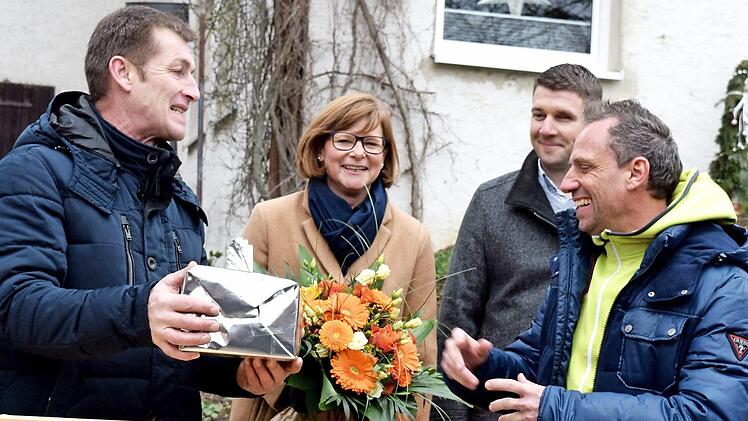 Umweltminister Thorsten Glauber war die Freude anzumerken, als er (v.l.) vom Zweiten B&uuml;rgermeister Georg Deuerling sowie von den B&uuml;rgermeisterkandidaten Susanne Bock von W&uuml;lfingen und Michael Zapf mit Blumen und fr&auml;nkischen Krapfen empfangen wurde.