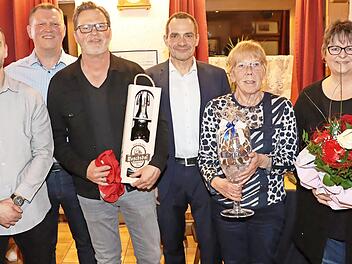 Ein Foto mit den ausgeschiedenen Vorstandsmitgliedern (von links): Dritter Vorsitzender Lukas Gahn, Zweiter Vorsitzender Dr. Peter Partheymüller, der scheidende Schatzmeister Jörg Partheymüller II, Vorsitzender Jörg Partheymüller, Ingrid Berg und ...