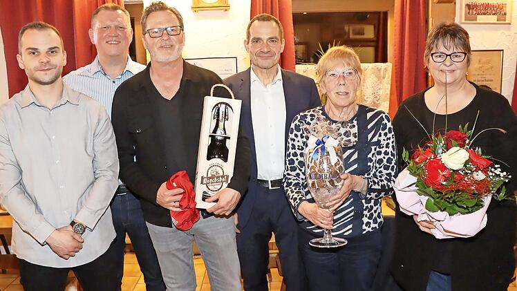Ein Foto mit den ausgeschiedenen Vorstandsmitgliedern (von links): Dritter Vorsitzender Lukas Gahn, Zweiter Vorsitzender Dr. Peter Partheymüller, der scheidende Schatzmeister Jörg Partheymüller II, Vorsitzender Jörg Partheymüller, Ingrid Berg und ...