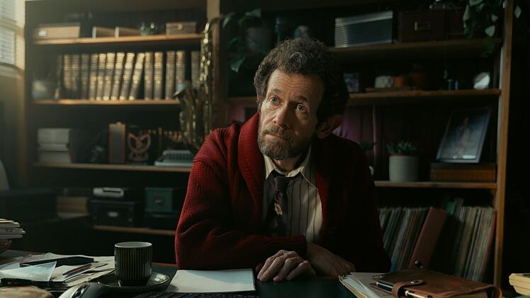 Zoës Gatte Joe (Adam Godley) findet den Fall des verschwundenen Mädchens ziemlich interessant.