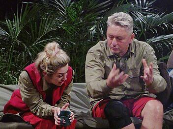 Ariel &uuml;berraschte mit einem obskuren Weltbild: "Die Erde ist flach, Leute!" Hubert intervenierte: "Quatsch. Das viele Blondierpulver hat sich durchgefressen."