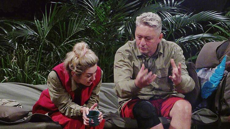 Ariel &uuml;berraschte mit einem obskuren Weltbild: "Die Erde ist flach, Leute!" Hubert intervenierte: "Quatsch. Das viele Blondierpulver hat sich durchgefressen."