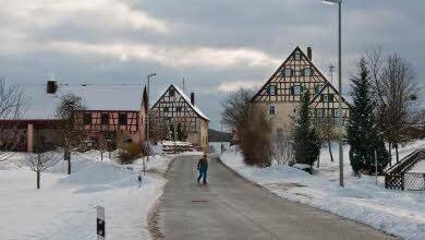 Ein Bauer macht sein en täglichen Rundgang nach der Arbeit im Kuhstall.
