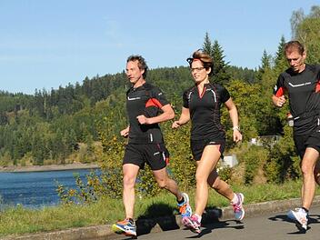 Im Gleichschritt um die Ködeltalsperre - von links: Trainer Michael Kraus und die Marathonanwärter Sindy Meier und Dieter Oeckl, die am 13. Oktober in München erstmals über 42,195 Kilometer an den Start gehen. Foto: privat