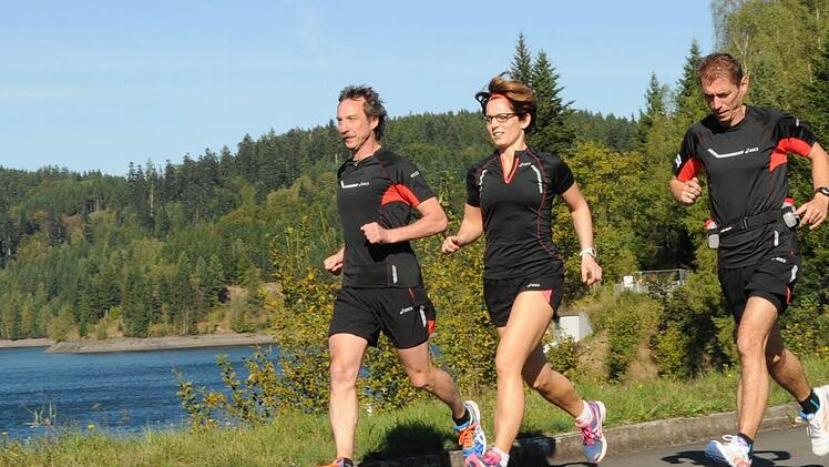Im Gleichschritt um die Ködeltalsperre - von links: Trainer Michael Kraus und die Marathonanwärter Sindy Meier und Dieter Oeckl, die am 13. Oktober in München erstmals über 42,195 Kilometer an den Start gehen. Foto: privat