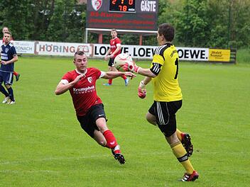 Einen gelungenen Einstand feierte Danny Martin (rotes Trikot), der mit dem 2:0 einen wichtigen Treffer erzielte. Foto: Rainer Glissnik