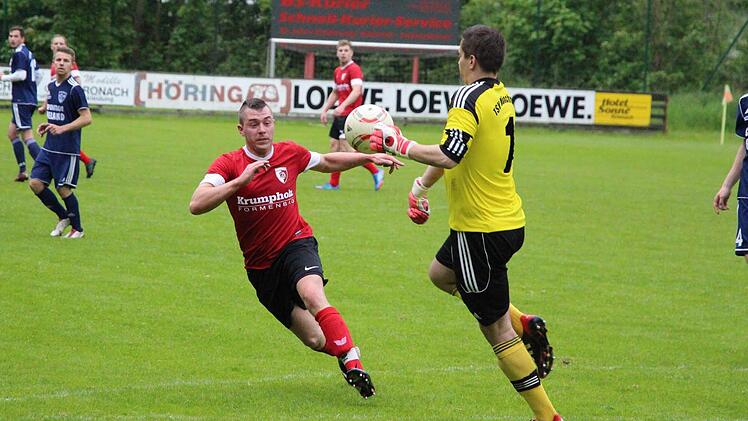 Einen gelungenen Einstand feierte Danny Martin (rotes Trikot), der mit dem 2:0 einen wichtigen Treffer erzielte. Foto: Rainer Glissnik