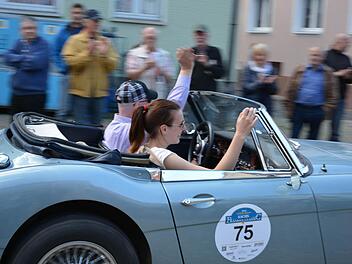 Insgesamt rund 160 Oldtimer passieren am Samstag den Anger in Münnerstadt. Hier werden die einzelnen Vehikel vorgestellt. Interessierte können dabei einen genauen Blick in die Gefährte werfen, bevor es zum Eventabend im Schlosshof geht. Foto: Björn Hein