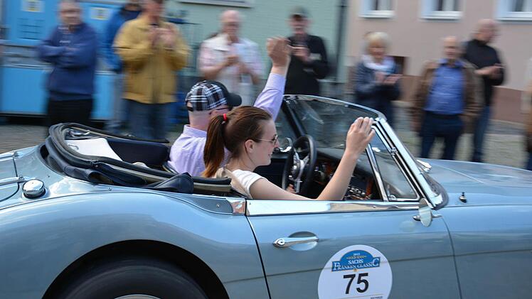 Insgesamt rund 160 Oldtimer passieren am Samstag den Anger in Münnerstadt. Hier werden die einzelnen Vehikel vorgestellt. Interessierte können dabei einen genauen Blick in die Gefährte werfen, bevor es zum Eventabend im Schlosshof geht. Foto: Björn Hein