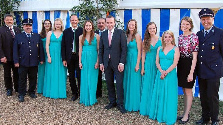 Vor dem Festzelt wurde der Ehrengast begrüßt (von links): BBV Kreisobmann Michael Bienlein, 2. Kommandant Andreas Schreck, Julika Vogler, Ute Schreck, Landrat Christian Meißner, Lena Schnapp, Bürgermeister Robert Hümmer, Manfred Weber, Laura Michelle Fiedler, Annika Fiedler, Nina Zöcklein, MdB Emmii Zeulner, Vorsitzender Ludwig Schnapp.  Foto: Andreas Welz