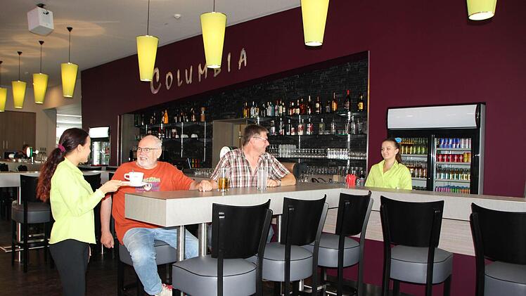 An der großen Theke des Columbia Bowling- und Eventcenters haben alleine schon 70 Gäste Platz. Foto: Ralf Ruppert