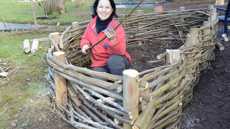 Bei der Traumgarten AG setzt BR-Redakteurin Dagmar Besand auf Hochbeete, geflochten aus Haselnuss- und Weidenruten. Foto: Dagmar Besand