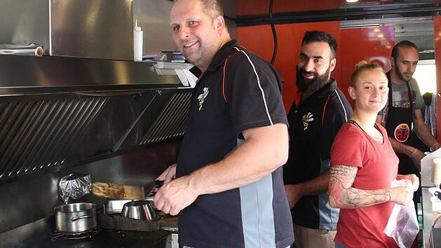 Das "Bar-Bee-Q" ist der beste Foodtruck Nürnbergs. Peter Stütz (l) und Hüseyin Serbes haben den Foodtruck ins Leben gerufen. Unterstüzt werden sie von Jeesica Hübner-Schrüfer (r ) und Ahmad Hanani. Foto: Jennifer Brechtelsbauer