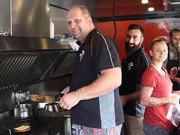Das "Bar-Bee-Q" ist der beste Foodtruck Nürnbergs. Peter Stütz (l) und Hüseyin Serbes haben den Foodtruck ins Leben gerufen. Unterstüzt werden sie von Jeesica Hübner-Schrüfer (r ) und Ahmad Hanani. Foto: Jennifer Brechtelsbauer