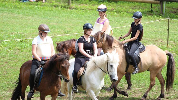 Aufführung der jungen Islandpferde-Reiter vom Altenberg in Oberbach im Jahr 2017.  Foto: Sebastian Schmitt