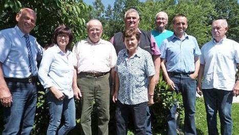 Hermann Steinlein feierte seinen 75. Geburtstag. Unser Bild zeigt (von links) Bürgermeister Hermann Anselstetter, Tochter Birgit Hoffmann, Hermann Steinlein mit Ehefrau Emmi, 2. Bürgermeister Karl Heinz Opel, Ehrenbürger Heinrich Hückmann, Kreisobmann Heinz Mösch und Feldgeschworenen Dieter Gebhardt.  Foto: Werner Reißaus