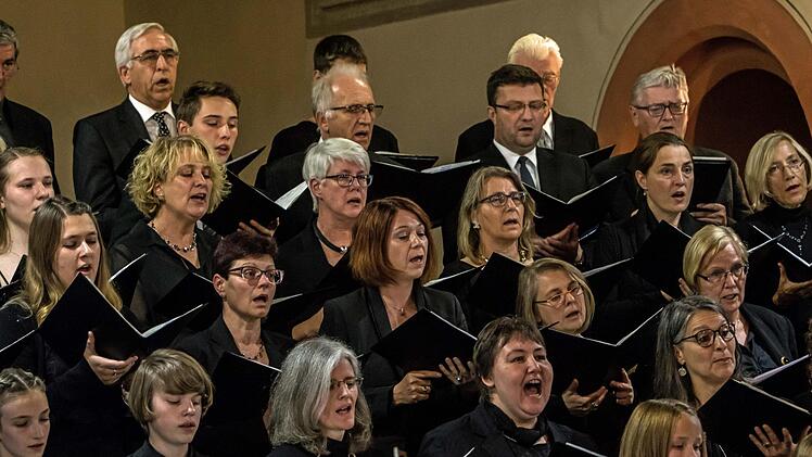 Die Kantorei St. Georg unter Leitung von Markus Heunisch gestaltete in Neustadt ein Kantatenkonzert zum Reformationsjubiläum.Foto: Jochen Berger