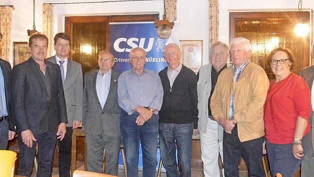 Langj&auml;hrige Mitglieder wurden bei der CSU geehrt (von links): B&uuml;rgermeister Harald Hofmann, 2. B&uuml;rgermeister Edgar Thomas, MdL Sandro Kirchner, Egid Thomas, Ernst Kiesel, Erich Schmitt, Franz Kl&ouml;ffel, Oswald Buberl, Bezirksr&auml;tin Karin Renner und Altb&uuml;rgermeister Adalbert Kiesel.  Foto: Arthur Stollberger