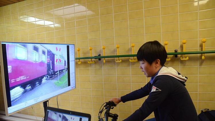 Auch das Radfahren bedarf größter Konzentration auf den Verkehrsfluss, ein Smartphone hat beim Radfahren nichts verloren.K.- H. Hofmann