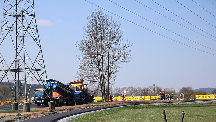 Nach knapp einem Jahr Bauzeit ist die Heinersreuther Straße wieder offiziell für den Verkehr freigegeben. Foto: Jürgen Gärtner