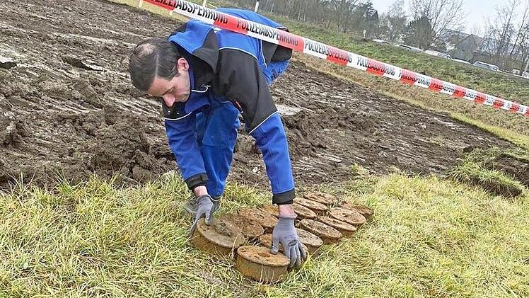 So sehen die Minen aus, die bei den Arbeiten gefunden wurden. Foto: Polizei
