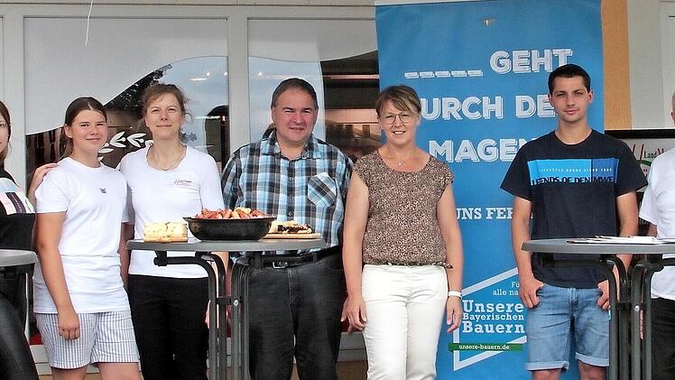 Einblicke in die Erzeugung regionaler Produkte gaben Nina, Anika, Hanna mit ihrer Mutter, der Metzgermeisterin Marion Hümmer, in ihrer Metzgerei in Ebern, Bauernverband-Vertreter Dieter Reißenweber, Kreisbäuerin Cäcilie Werner, Felix Reißenweber, Gerhard Hümmer und Obmann Walter Pfeufer (von links).
