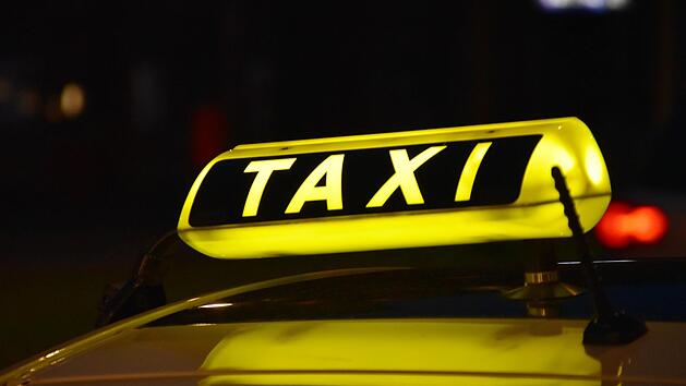 Schild am Taxi blinkt rot - das bedeutet es