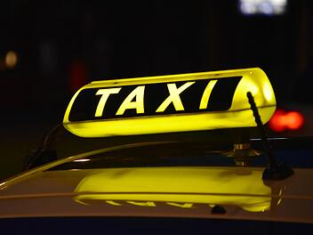 Schild am Taxi blinkt rot - das bedeutet es