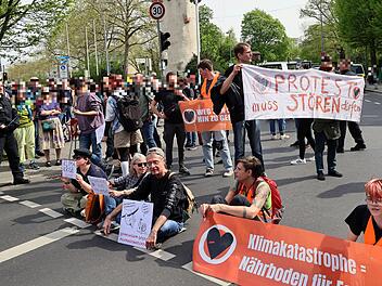 Aschaffenburg: Letzte Generation blockiert Hauptverkehrsader
