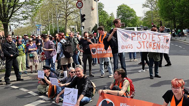 Aschaffenburg: Letzte Generation blockiert Hauptverkehrsader